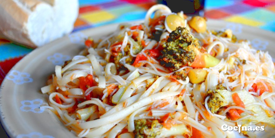 Tallarines con brocoli y tomate