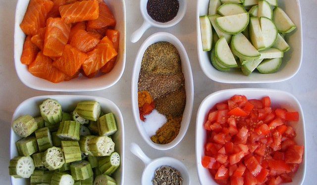 Verduras, salmón y algunas semillas; ingredientes esenciales para subir los niveles de HDL