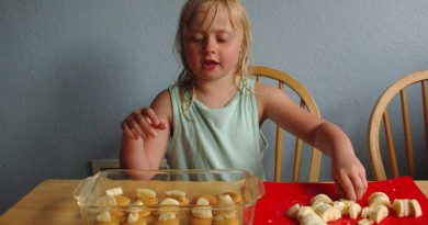 Una niña cocinando galletas con plátano