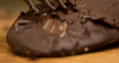 Galleta de chocolate con un tenedor de chocolate