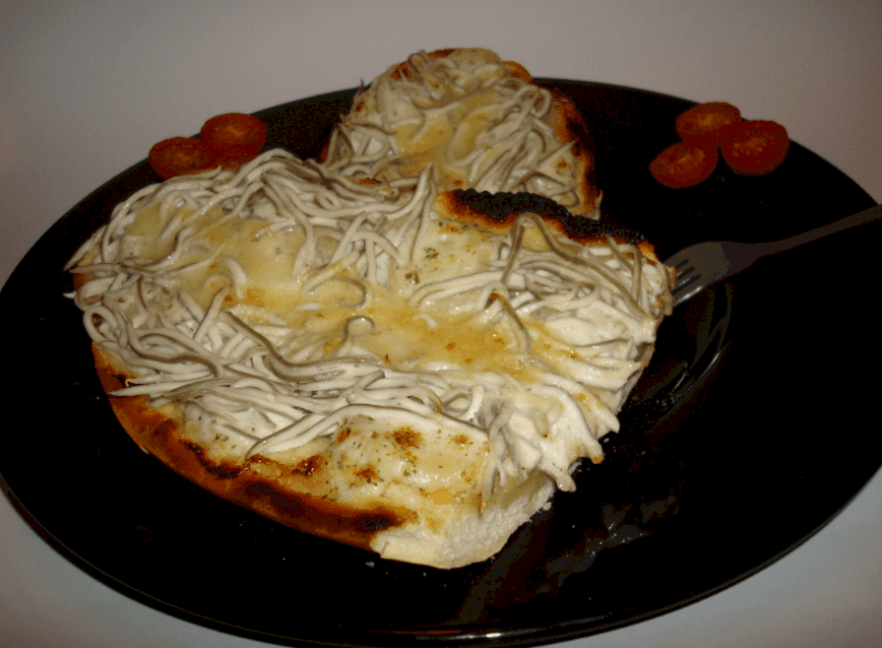 Tosta gigante de gulas, patata y alioli