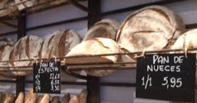 Pan artesanal en las estanterías de una panadería tradicional