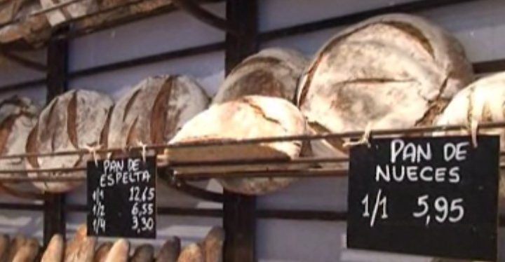 Pan artesanal en las estanterías de una panadería tradicional