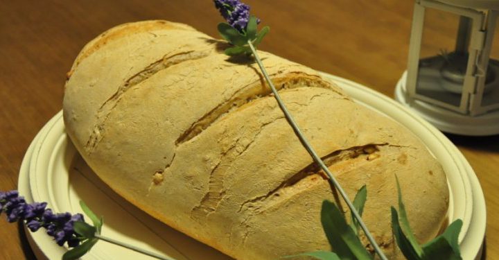 Pan casero recién cocinado con masa madre