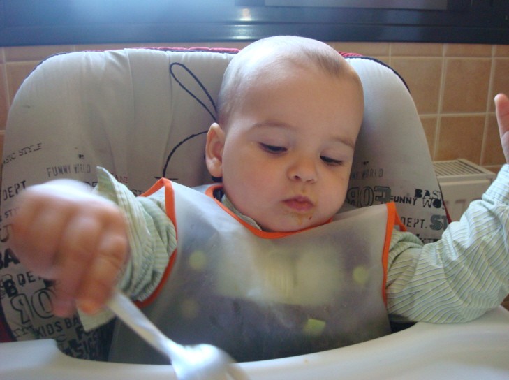 Bebé comiendo sopa