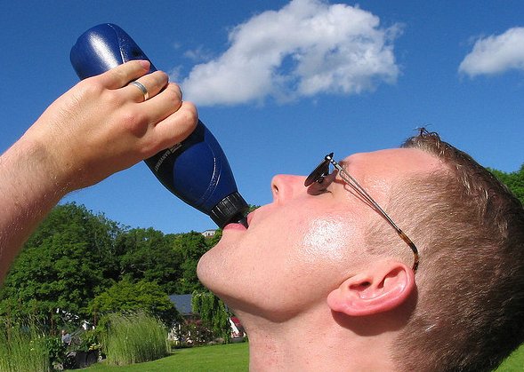 Un deportista bebiendo agua en verano