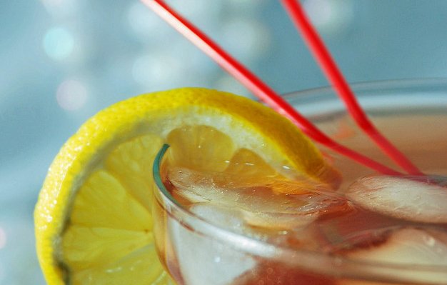 Té helado de limón con su hielo y sus pajitas