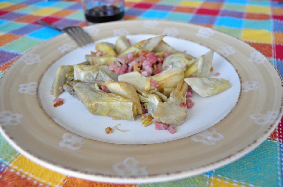 Plato de alcachofas con jamón