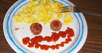 Un plato de comida con forma de cara sonriente