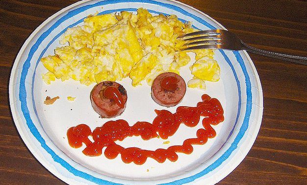 Un plato de comida con forma de cara sonriente
