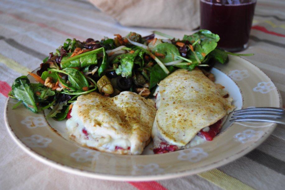 San Jacobo al horno de pollo, pimiento y queso con su ensalada