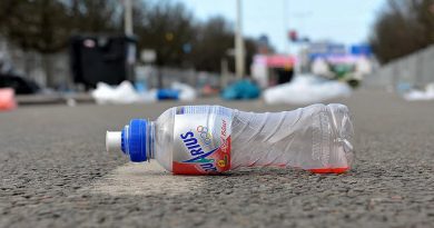 Bote de Aquarius vacío, en medio de la carretera