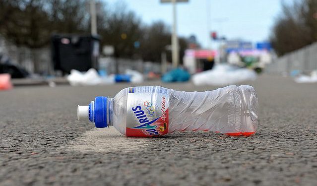 Bote de Aquarius vacío, en medio de la carretera