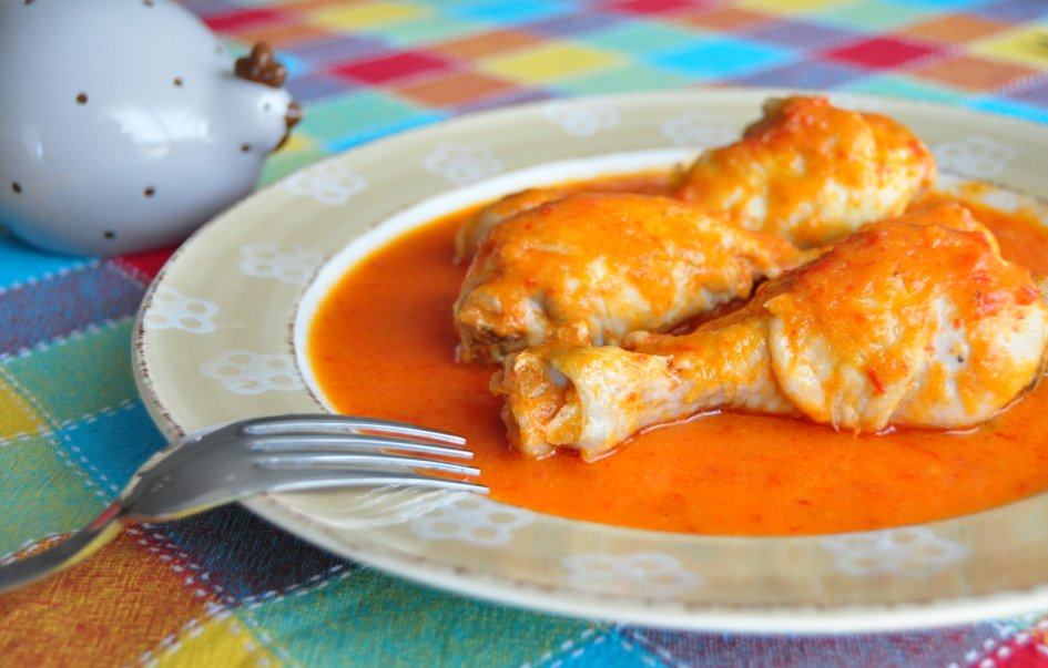 Jamoncitos de pollo con salsa de pimientos