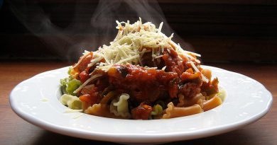 Un plato de macarrones con tomate echando humo