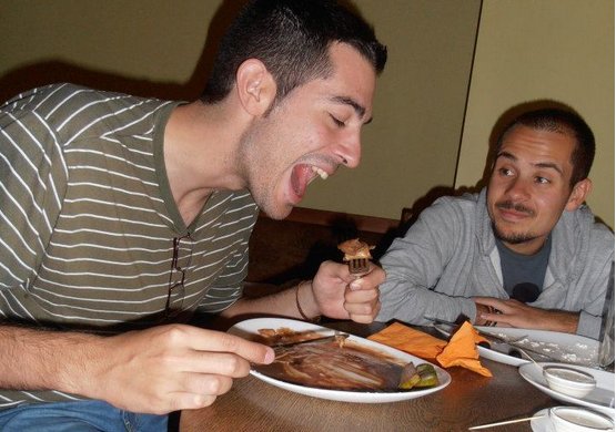 Un deportista comiendo antes den un partido de baloncesto