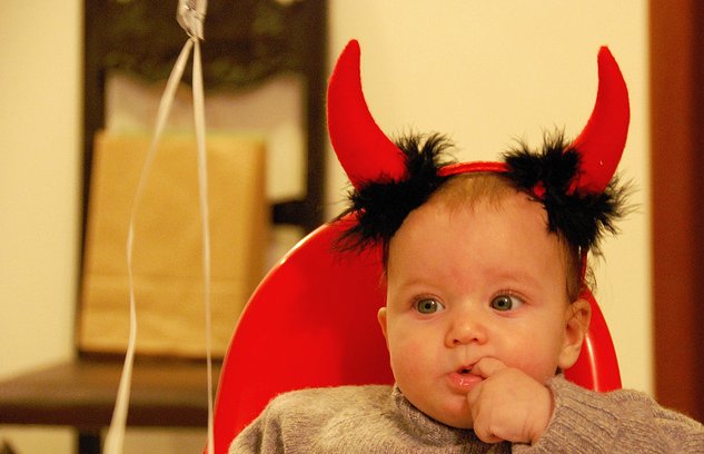 Un niño con unos cuernos de dieblo en Halloween