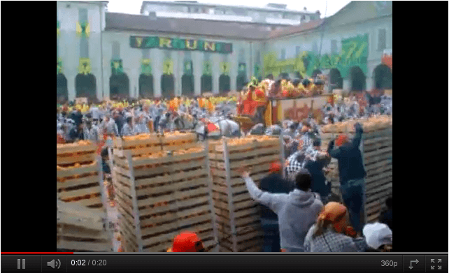 La batalla de las naranjas de Ivrea (Italia)