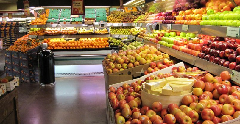 Diversos tipos de manzana en un supermercado