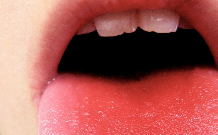 Una boca mostrando la lengua, donde se encuentran los receptores del umami