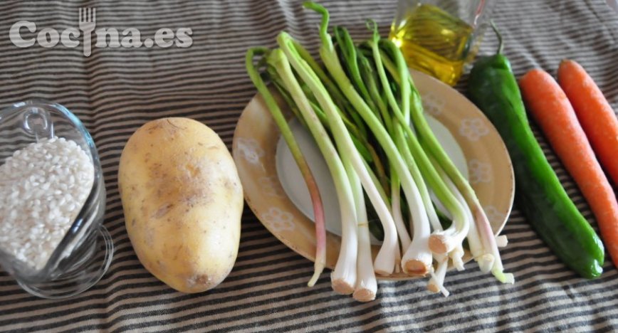 Ingredientes de la receta de "arroz con ajetes y patatas"