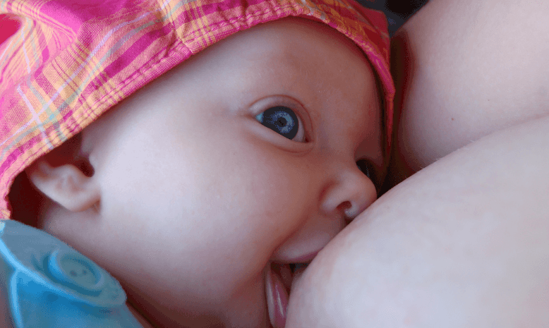 Madre alimentando a su bebé con leche materna