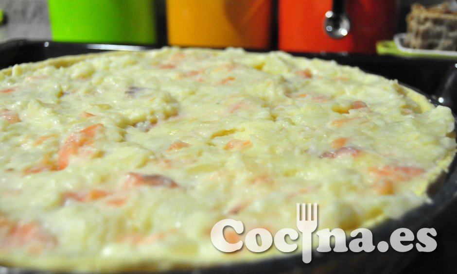 La quiche de patatas con salmón, antes de entrar en el horno