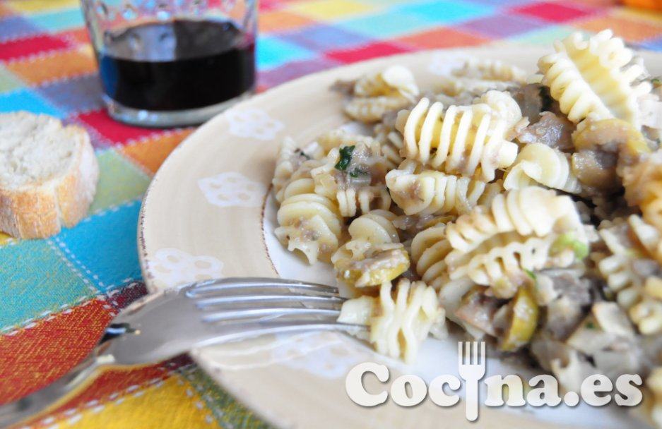 Radiatori de pasta con salsa de champiñones