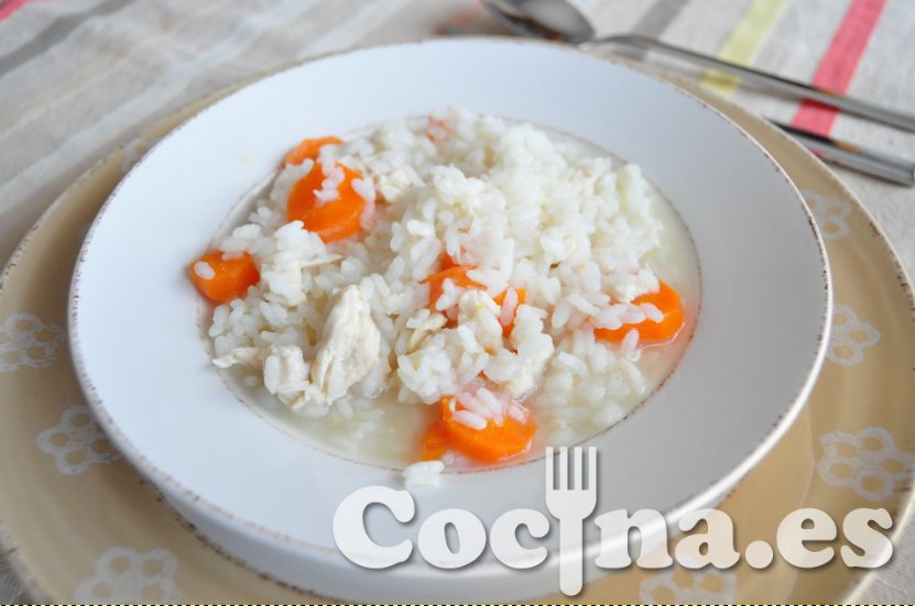 Sopa de arroz con pollo y zanahorias