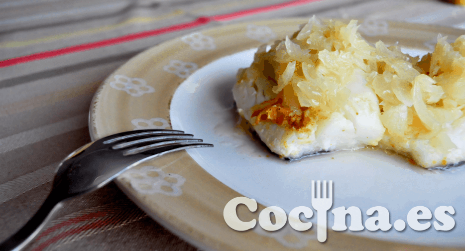 Bacalao a la mostaza con cebolla caramelizada