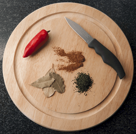 Especias sobre una tabla de cortar.