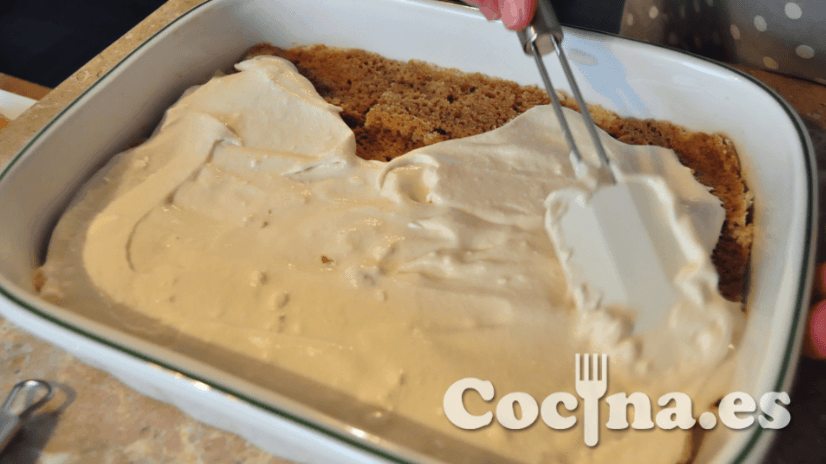 Receta del tiramisú: cubrir la primera capa con la crema