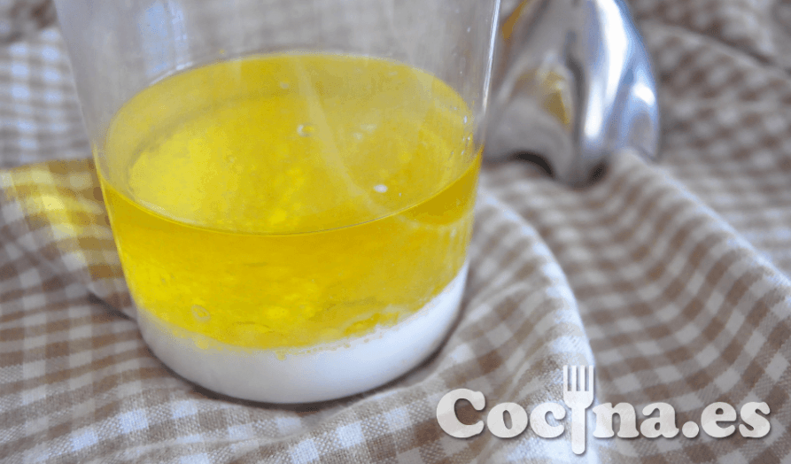 Ingredientes de la mayonesa sin huevo en el fondo del vaso de la batidora.