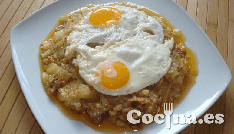 Huevos sobre lecho de patata chorizo y cebolla