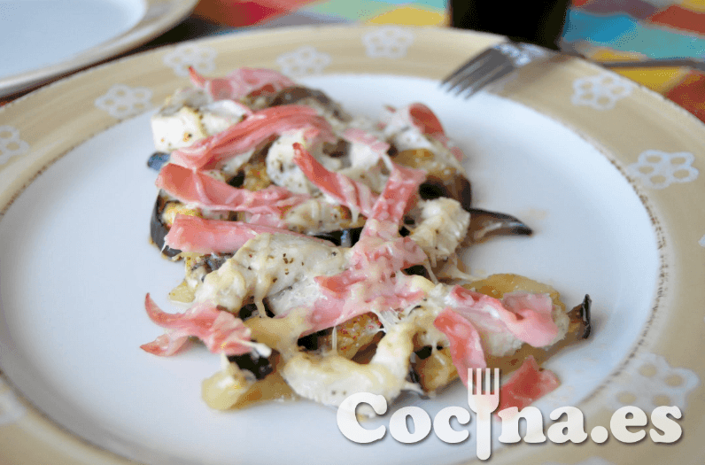 Gratinado de berenjenas con toro de mar y jamon cocido emplatado