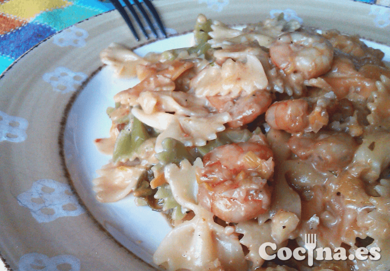 Farfalle o pasta de lacitos, con gambas maceradas en salsa de soja