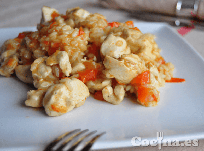 Pollo con arroz al curry, o arroz con pollo sabroso