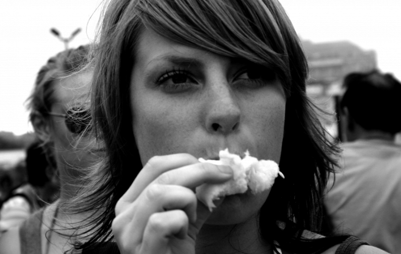 Mujer comiendo