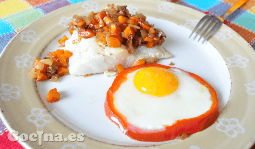 Bacalao con cebolla, zanahoria y huevo en aro de pimientos