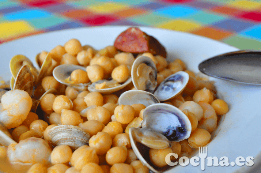 Garbanzos con gambas y almejas