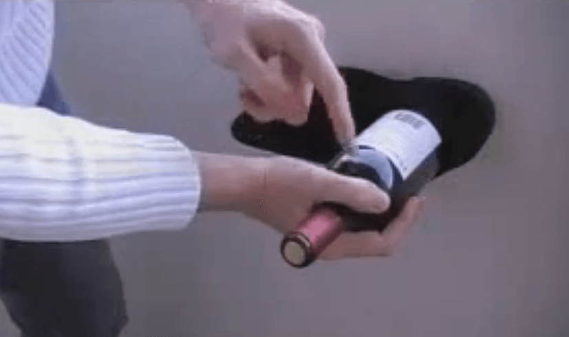Cómo abrir una botella de vino sin sacacorchos