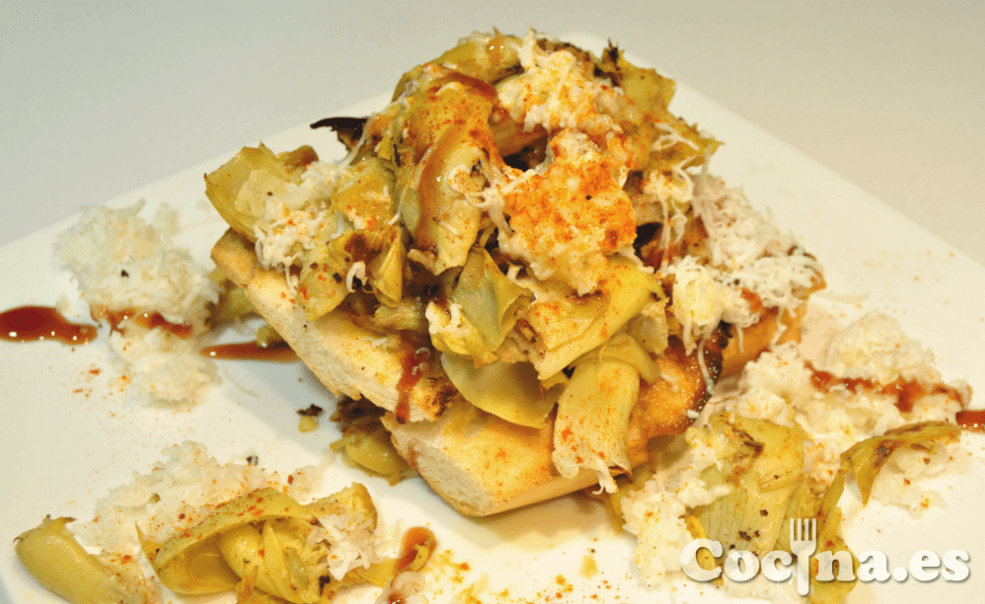 Tosta de alcachofas con queso de cabra fresco