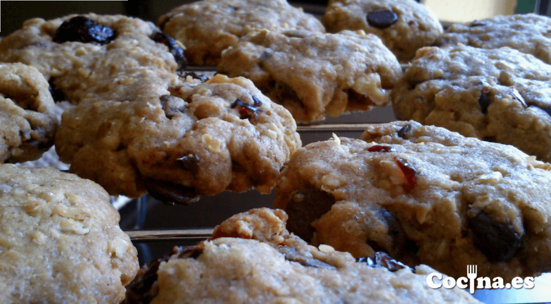 Galletas de arándanos con pepitas de chocolate y nueces.