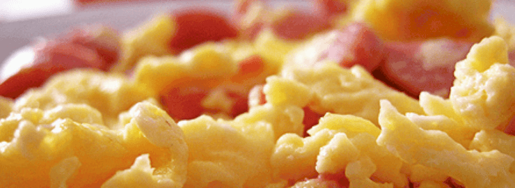 Cenas para niños: Huevos revueltos con salchicha y queso