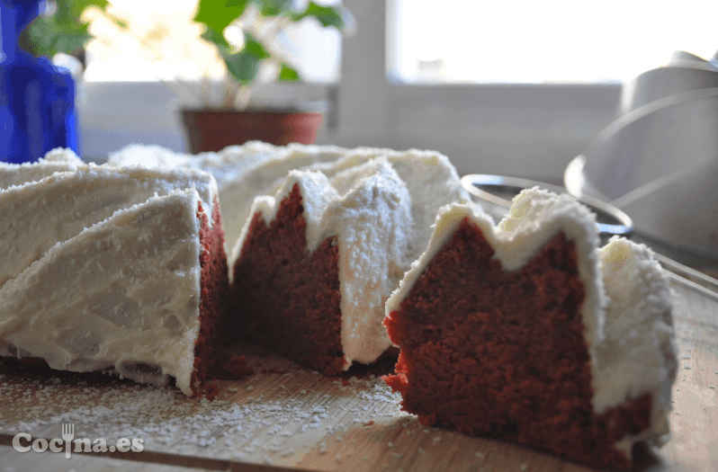 Red Velvet sin colorantes cubierto por un buttercream de queso y espolvoreado con coco rallado.