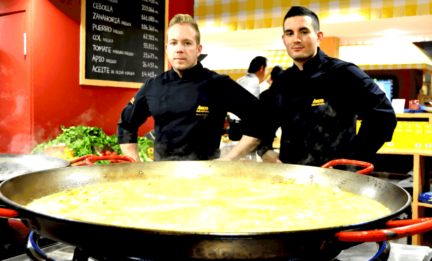 Cocineros haciendo paella en el stand de Aneto en Alimentaria