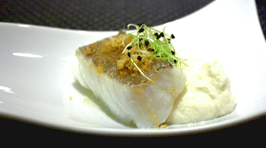 Bacalao confitado con brotes de alfalfa y mayonesa / Foto: Goodiesfirst.