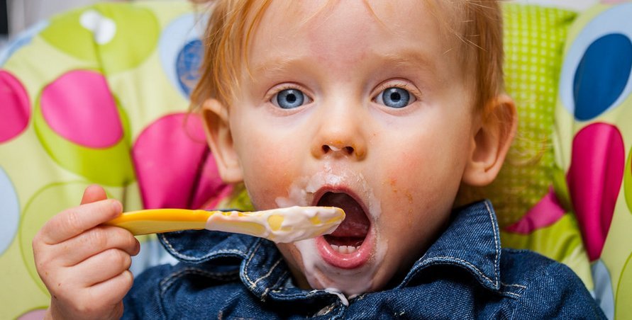 Niño comiendo