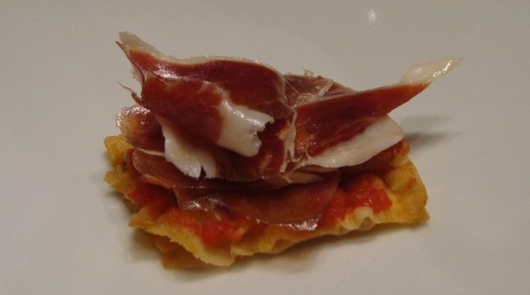 Crujiente de pan con tomate y jamón Ibérico dehesa de Extremadura, de Ramón Freixa.