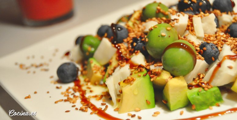 Ensalada de aguacate, queso fresco y sésamo tostado